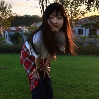 穿黄靴子的女孩